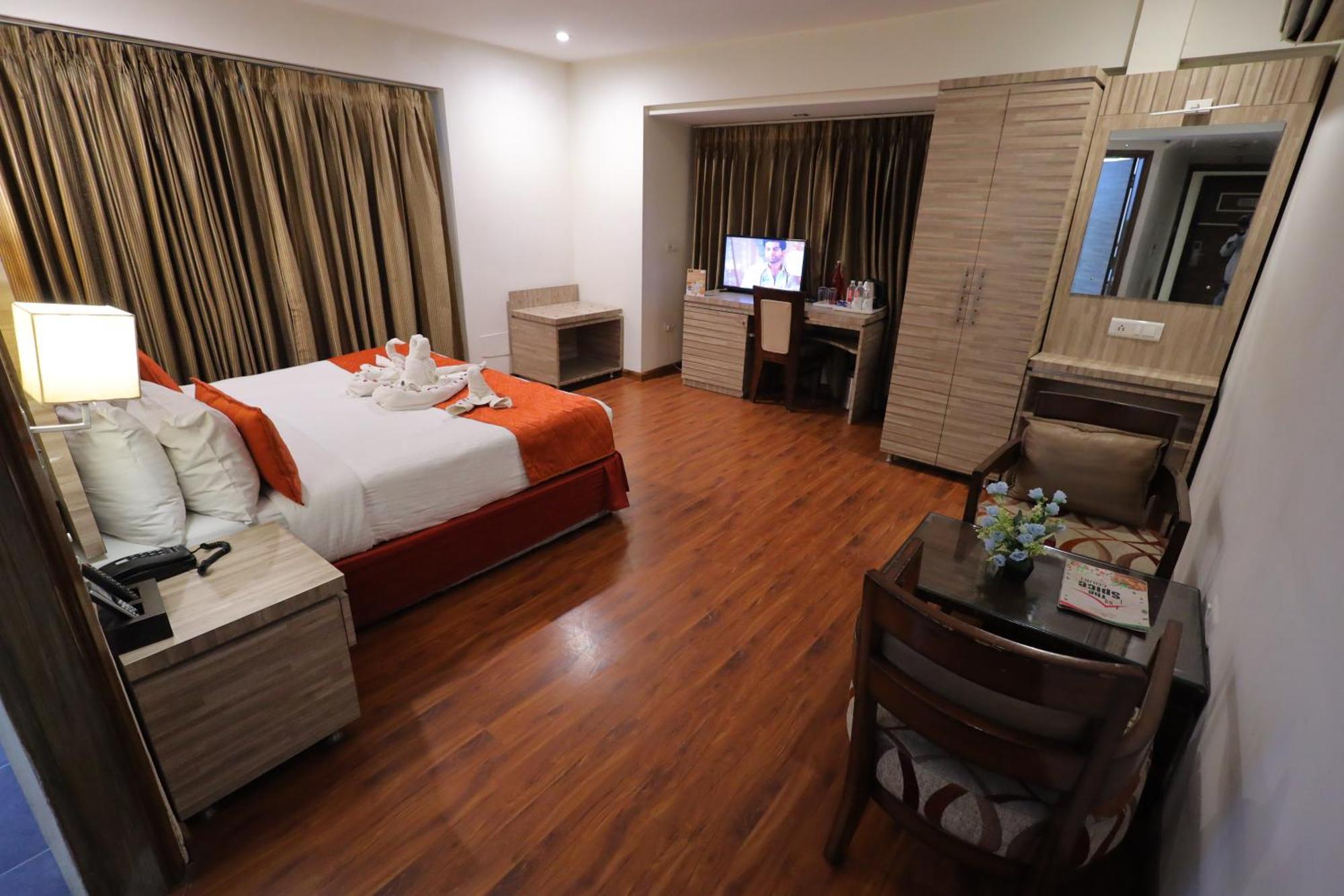Hotel Surasena Regal Vista Agra 4*